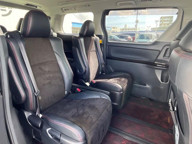 後部座席も気になるようなキズ・汚れやへたり等、大きなダメージはなく、良好な状態です。