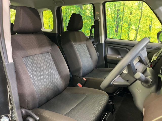 運転席まわりには十分なスペースがあり、大柄な方でもゆったり運転していただける環境です。