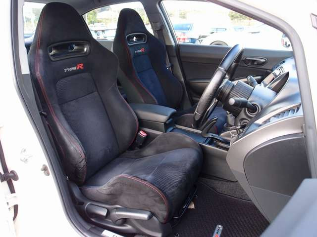 �^�]�ȁA����ȃV�[�g�̓^�C�vR��p�Z�~�o�P�b�g�V�[�g�𑕔��B�؂��C�ɂȂ�悤�ȎC����ڗ����܂���B����]�ɉ�����BRIDE����RECARO���Ȃǂ̐l�C�V�[�g�������ȋ��z�ɂĂ���t���\�ł�