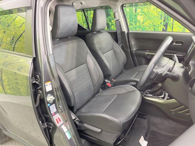 運転席シート廻りは使用感も少なく、良好な状態となっています。前オーナー様が丁寧に使っていたことがよくわかりますね。