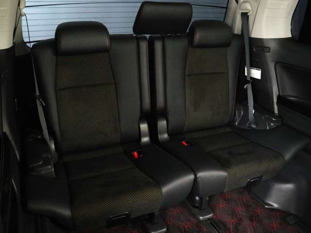 サードシートも広々とした空間をご用意しております!シートアレンジにて、快適スペースを作ることも可能となっております!アレンジパターンも豊富で、様々なシーンにご利用いただけます!