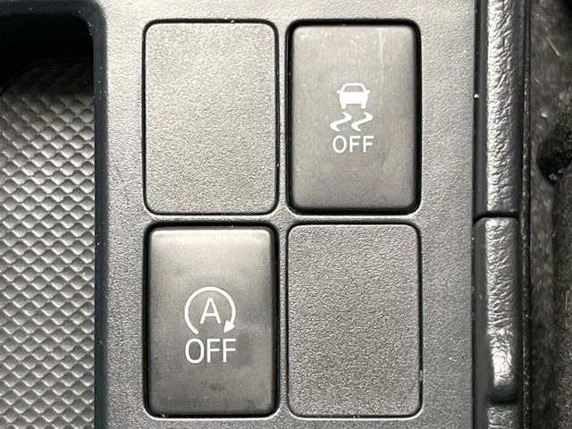 【車線逸脱警報】道路上の白(黄)線を認識し、意図せず走行中の車線からはみ出しそうになった時、メーター内の警告灯とブザーで注意喚起してくれる安心・安全機能です♪