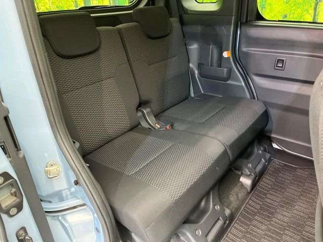 後部座席も気になるようなキズ・汚れやへたり等、大きなダメージはなく、良好な状態です。