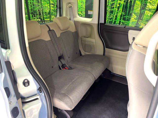 後部座席も気になるようなキズ・汚れやへたり等、大きなダメージはなく、良好な状態です。