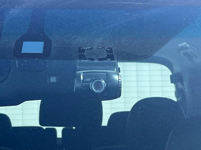 【ドライブレコーダー】安心・安全なカーライフに必須のドライブレコーダーを装備!走行中はもちろん、あおり運転や事故に遭遇した際の状況も映像で記録し、万一のリスクに備えます。