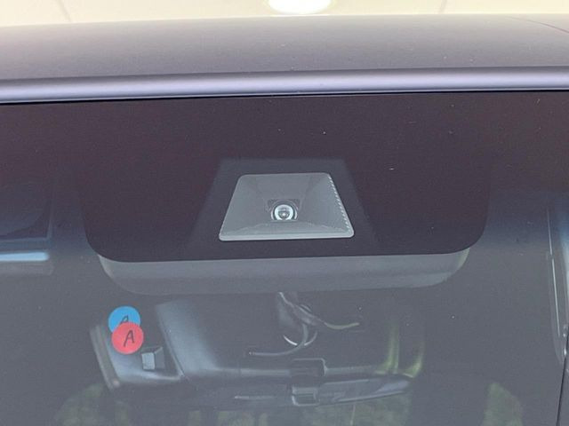 【ホンダセンシング】走行中に前方の車両等を認識し、衝突しそうな時は警報とブレーキで衝突回避と被害軽減をアシスト。より安全にドライブをお楽しみいただけます。