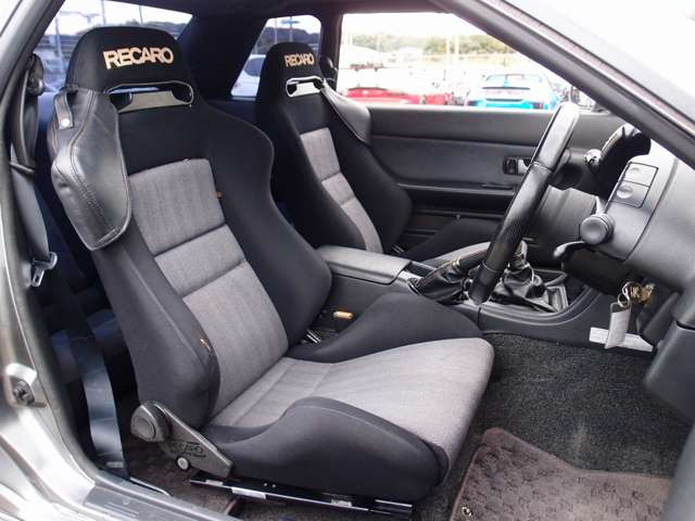 運転席、助手席シートは人気のRECARO製セミバケットシートに変更済み。ご希望に応じてBRIDE製やRECARO製などの違うモデルもお得な金額にてお取付け可能です。お気軽にご相談下さいませ