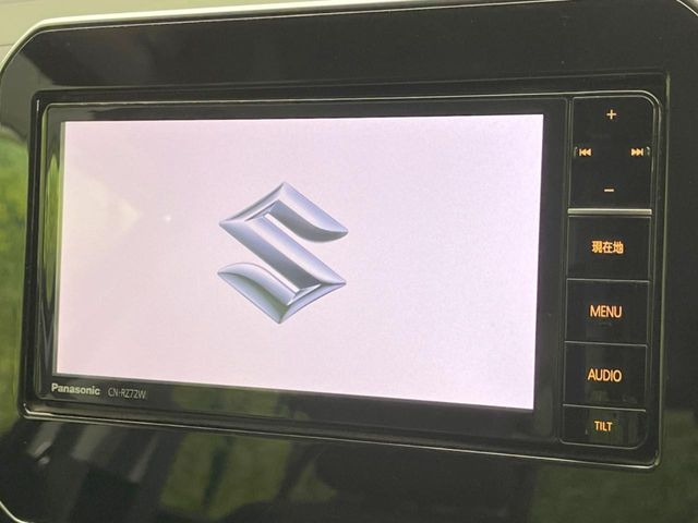 【純正ナビ】人気の純正ナビを装備しております。ナビの使いやすさはもちろん、オーディオ機能も充実!キャンプや旅行はもちろん、通勤や買い物など普段のドライブも楽しくなるはず♪