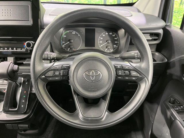 �C���e���A�ɍ��킹���f�U�C���̃X�e�A�����O�́A�^�]�������̂��Ƃ��l���A�^�]���₷���`��A�傫���ł��B�����x�A���ۂɐG���Ă��m���߂��������B