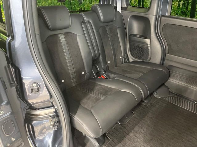 後部座席も気になるようなキズ・汚れやへたり等、大きなダメージはなく、良好な状態です。
