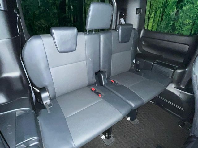 3列目シートはもちろん状態良好☆大人でもゆったりと座って頂けますので、大人数でのお出かけもラクラクです♪ご家族で、気の知れた仲間で、ドライブに行くのが楽しみですね♪
