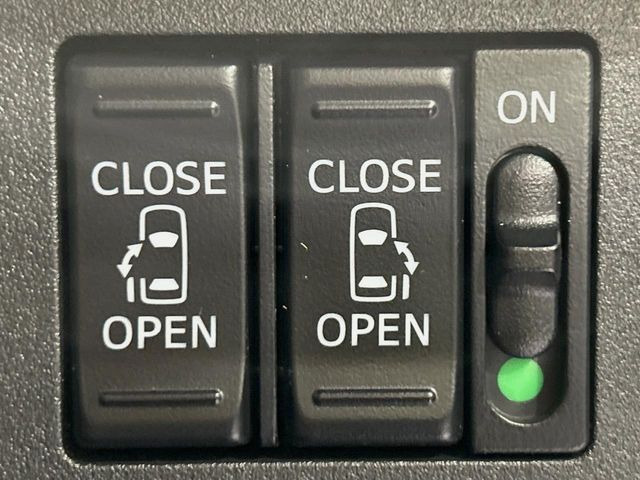 【両側パワースライドドア】スマートキーや運転席のスイッチで後席両側スライドドアの開閉が可能♪電動だから力を入れてドアを開ける必要が無く、小さなお子様でも簡単に開け閉めでき快適です♪