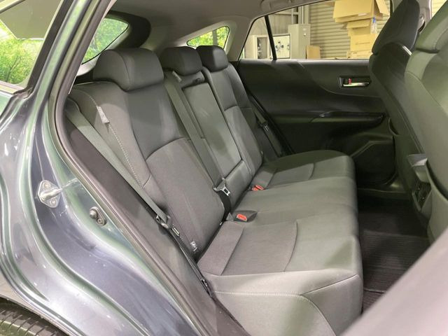後部座席も気になるようなキズ・汚れやへたり等、大きなダメージはなく、良好な状態です。