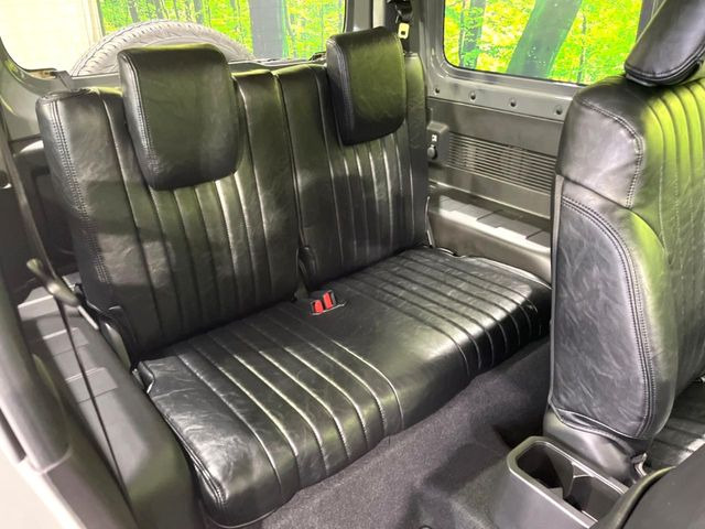 後部座席も気になるようなキズ・汚れやへたり等、大きなダメージはなく、良好な状態です。