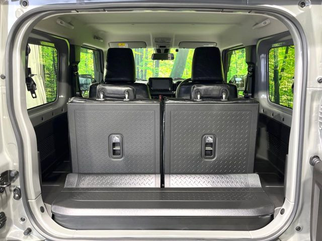 普段のお買い物や通勤、送迎等に十分な荷室スペースを確保しております。セカンドシートを倒すと、大きな荷物の積載も可能です♪