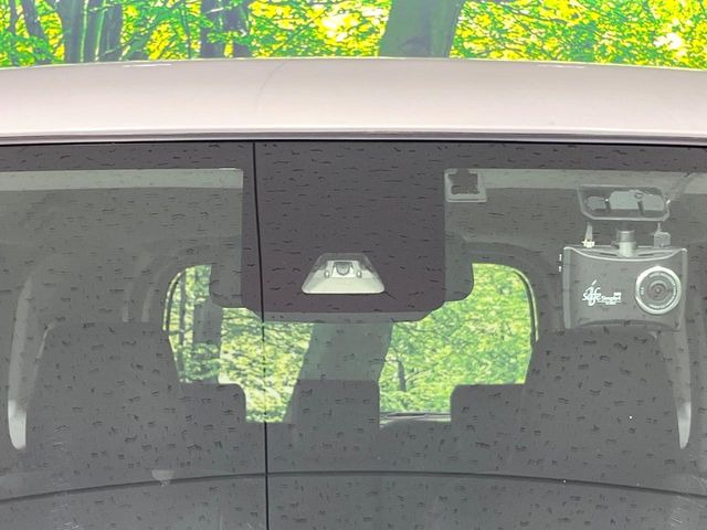 【スマートアシスト】走行中に前方の車両等を認識し、衝突しそうな時は警報とブレーキで衝突回避と被害軽減をアシスト。より安全にドライブをお楽しみいただけます。