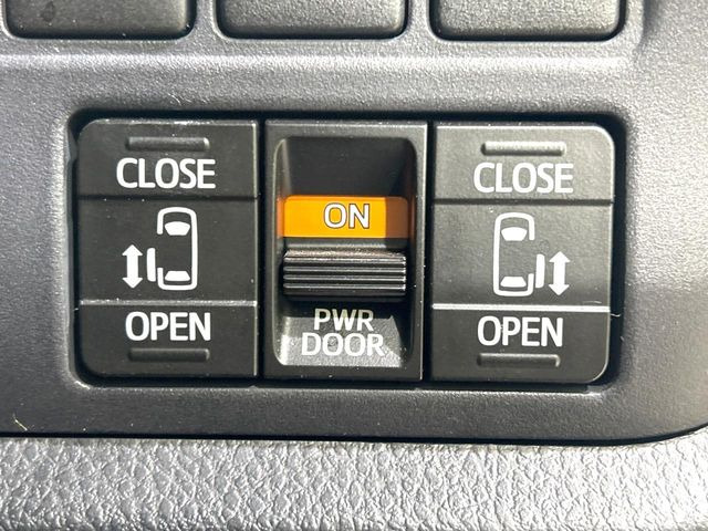 【両側パワースライドドア】スマートキーや運転席のスイッチで後席両側スライドドアの開閉が可能♪電動だから力を入れてドアを開ける必要が無く、小さなお子様でも簡単に開け閉めでき快適です♪