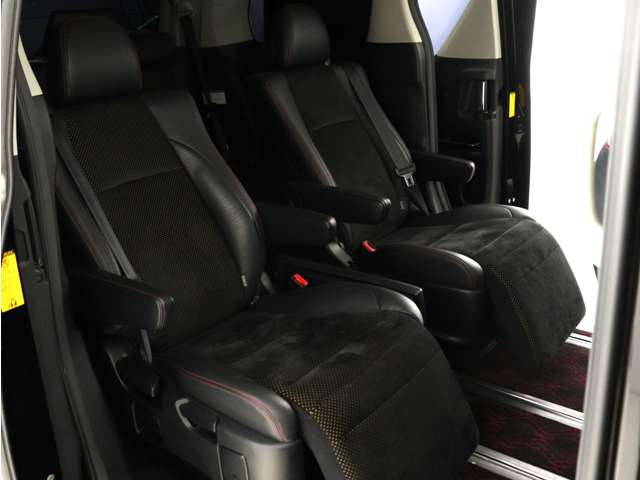 【特別仕様車限定】ハーフレザーシート!本革&ブラック人工皮革とアルカンターラシートがミックスされたハーフレザーシートです。おしゃれな色の組み合わせで高級感のある車内空間が広がっております。