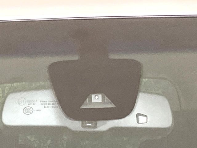 【エマージェンシーブレーキ】走行中に前方の車両等を認識し、衝突しそうな時は警報とブレーキで衝突回避と被害軽減をアシスト。より安全にドライブをお楽しみいただけます。