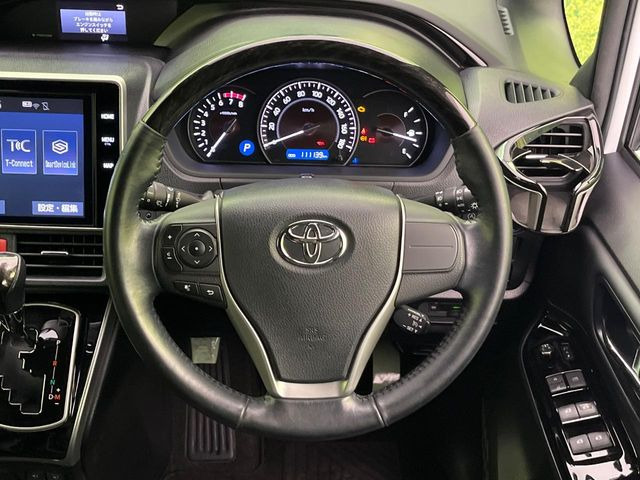 インテリアに合わせたデザインのステアリングは、運転される方のことも考え、運転しやすい形状、大きさです。是非一度、実際に触ってお確かめください。