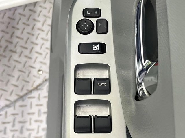 【電動格納ミラー】サイドミラーは電動格納式となっており、狭い駐車場でもキズがつくリスクを抑えられます。