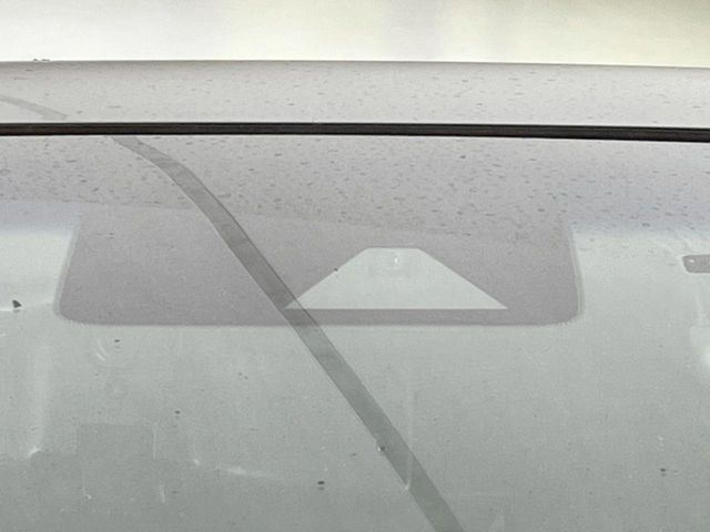 【エマージェンシーブレーキ】走行中に前方の車両等を認識し、衝突しそうな時は警報とブレーキで衝突回避と被害軽減をアシスト。より安全にドライブをお楽しみいただけます。