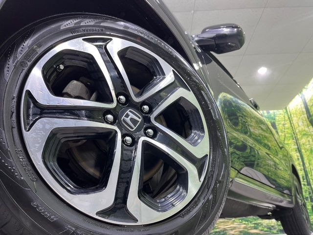 【グレード専用純正17インチアルミホイール】デザイン性の高い純正アルミホイールを装着しております。各種社外アルミホイールや、スタッドレスタイヤも取扱いしております。是非ご相談ください♪