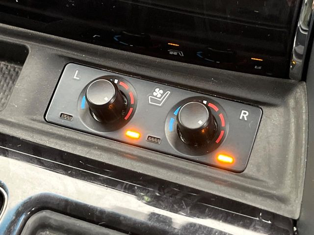 【シートベンチレーション】夏場は涼しい風でお尻や背中の熱やムレを防ぎ、冬はエアコンよりも早く温まってポカポカに!季節を問わず快適に過ごせます。