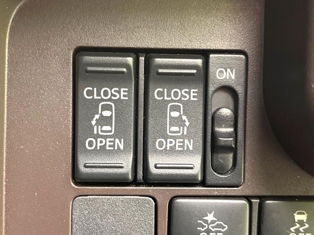 【両側パワースライドドア】スマートキーや運転席のスイッチで後席両側スライドドアの開閉が可能♪電動だから力を入れてドアを開ける必要が無く、小さなお子様でも簡単に開け閉めでき快適です♪