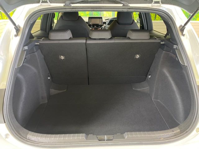 ���i�̂���������ʋ΁A���}���ɏ\���ȉ׎��X�y�[�X���m�ۂ��Ă���܂��B�Z�J���h�V�[�g��|���ƁA�傫�ȉו��̐ύڂ��\�ł���