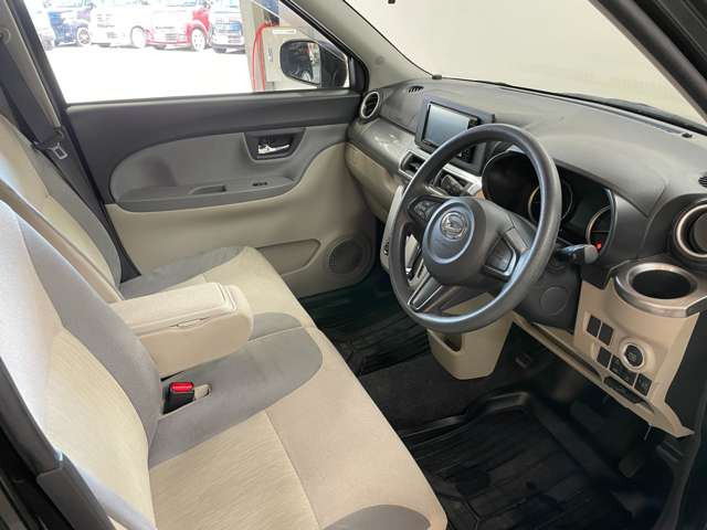 運転席は使用感などなく綺麗な状態です!匂いなど気になる方は是非ご来店ください!