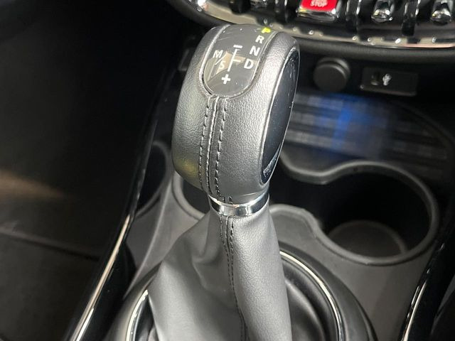 ●MTモード付きAT:通常は自動でおこなわれる変速(ギアチェンジ)をドライバーの操作によって意図的に変えられるシステムです。より一層普段のドライブをお楽しみいただけます!