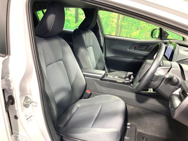 運転席まわりには十分なスペースがあり、大柄な方でもゆったり運転していただける環境です。