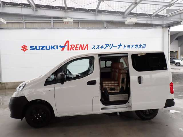 ���x�[�X�ԗ��́A���Y�̃r�W�l�X�o��NV200�o�l�b�g2WD(DX�O���[�h)���[�J�[�I�v�V�����ŃX���C�h�T�C�h�E�B���h�E+�v���C�o�V�[�K���X�𑕒���