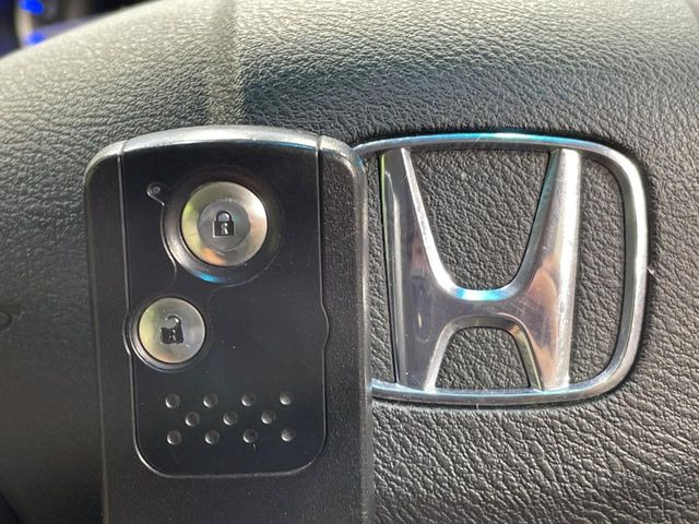 �yHonda�X�}�[�g�L�[�z�J�o����|�P�b�g�ɓ��ꂽ�܂܂ł��h�A�̎{���E�������\�ȃX�}�[�g�L�[�𑕔��B�G���W���̃I���E�I�t�����J�M�����o���K�v����������Ƃ��Ă��֗��ł���