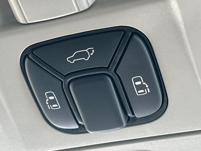 【パワーバックドア】スマートキーや運転席のボタンを押すだけでリアゲートが自動で開閉します!荷物を持っている時や、高い位置にあるバックドアを閉める際に便利な機能です♪