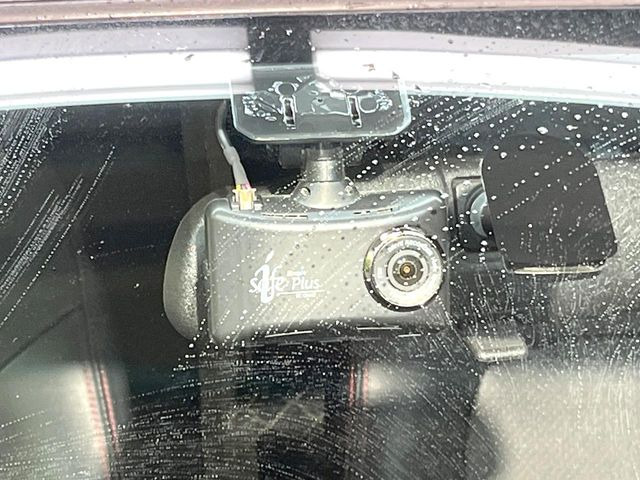 【ドライブレコーダー】安心・安全なカーライフに必須のドライブレコーダーを装備!走行中はもちろん、あおり運転や事故に遭遇した際の状況も映像で記録し、万一のリスクに備えます。