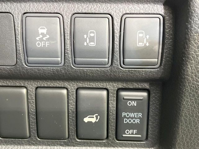 【両側パワースライドドア】スマートキーや運転席のスイッチで後席両側スライドドアの開閉が可能♪電動だから力を入れてドアを開ける必要が無く、小さなお子様でも簡単に開け閉めでき快適です♪