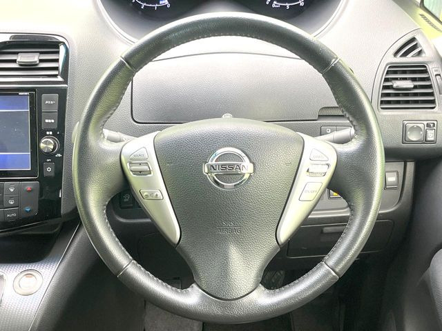 ステアリングも使用感が少なく、きれいな状態となっております♪