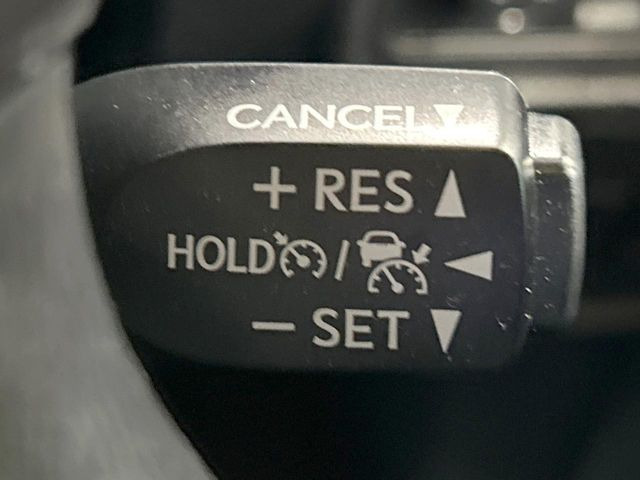 【レーダークルーズコントロール】高速道路での長距離走行が楽に!!自動で速度を保つクルーズコントロールが、衝突軽減システムと連携し、前方の車両を感知して車間を保つように速度調節してくれます!!