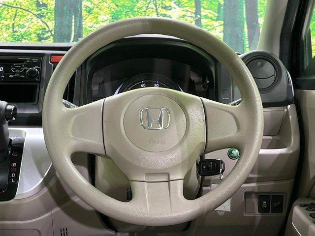 �C���e���A�ɍ��킹���f�U�C���̃X�e�A�����O�́A�^�]�������̂��Ƃ��l���A�^�]���₷���`��A�傫���ł��B�����x�A���ۂɐG���Ă��m���߂��������B