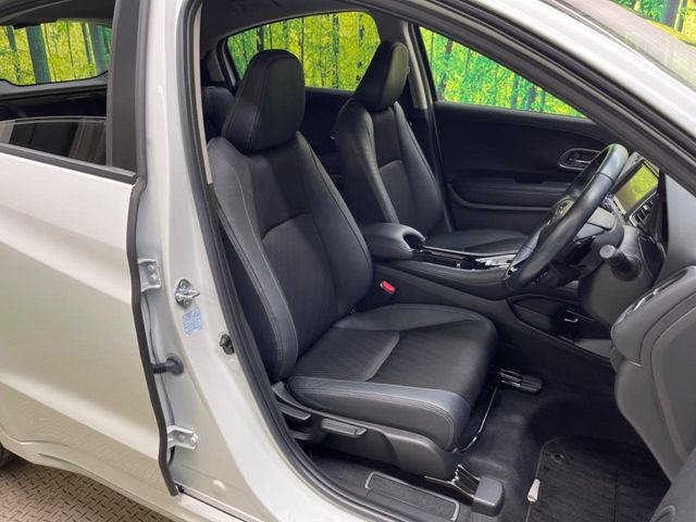 【ハーフレザーシート】高級感と座り心地を両立した人気のシート♪背面・座面のファブリック素材は、通気性の良さや滑りにくさに優れています。気温や服装に左右されず快適にお乗りいただけます。