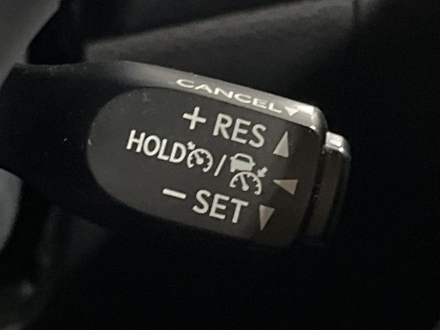 【レーダークルーズコントロール】高速道路での長距離走行が楽に!!自動で速度を保つクルーズコントロールが、衝突軽減システムと連携し、前方の車両を感知して車間を保つように速度調節してくれます!!