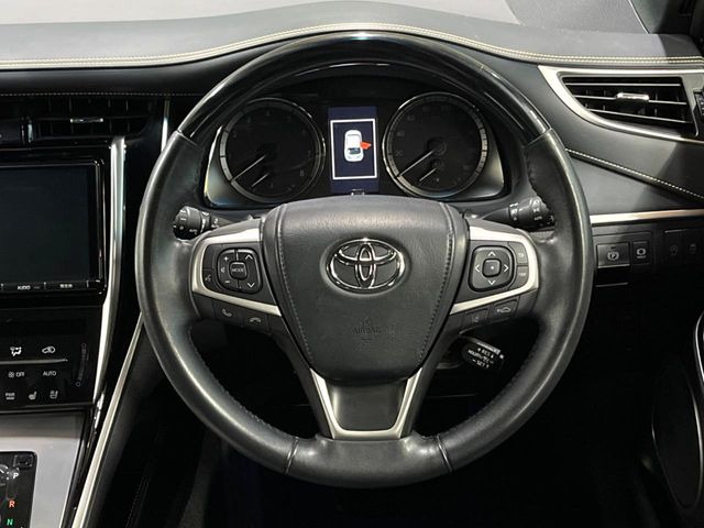 インテリアに合わせたデザインのステアリングは、運転される方のことも考え、運転しやすい形状、大きさです。是非一度、実際に触ってお確かめください。