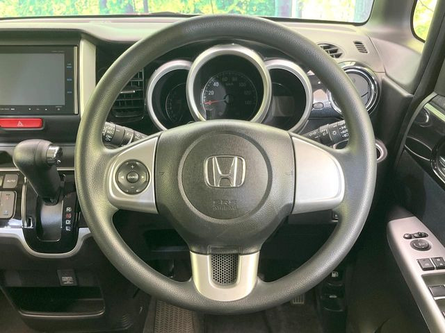 インテリアに合わせたデザインのステアリングは、運転される方のことも考え、運転しやすい形状、大きさです。是非一度、実際に触ってお確かめください。