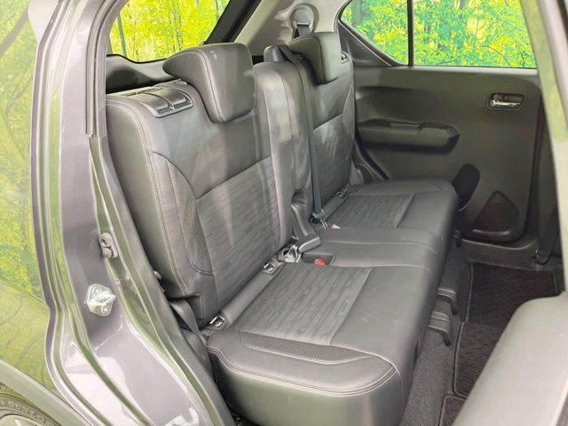 後部座席も気になるようなキズ・汚れやへたり等、大きなダメージはなく、良好な状態です。
