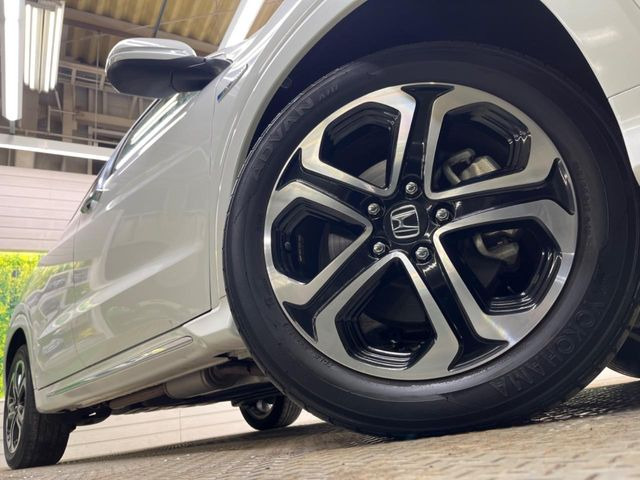 【純正17インチアルミホイール】外観にマッチした純正アルミホイールを装着しております。各種社外アルミホイールや、スタッドレスタイヤも取扱いしております。是非ご相談ください♪