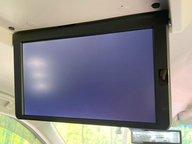 【フリップダウンモニター】大画面モニターで後席でもエンタメをお楽しみいただけます。小さなお子様にも大人気の装備です♪