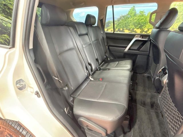 後部座席も気になるようなキズ・汚れやへたり等、大きなダメージはなく、良好な状態です。