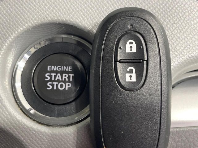 【キーレススタートシステム】カバンやポケットに入れたままでもドアの施錠・解錠が可能なスマートキーを装備。エンジンのオン・オフ時もカギを取り出す必要が無いからとっても便利です♪